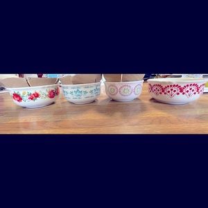 Small pioneer Woman bowls